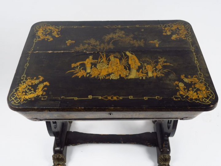 Travailleuse Napoléon III en bois laqué noir et doré, à décor de style