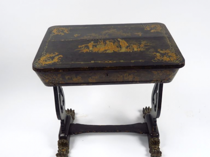 Travailleuse Napoléon III en bois laqué noir et doré, à décor de style