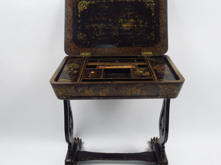 Travailleuse Napoléon III en bois laqué noir et doré, à décor de style
