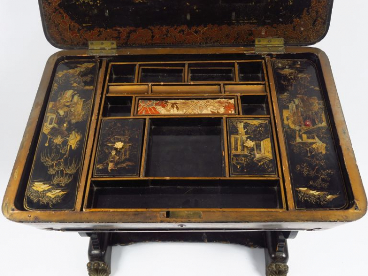 Travailleuse Napoléon III en bois laqué noir et doré, à décor de style