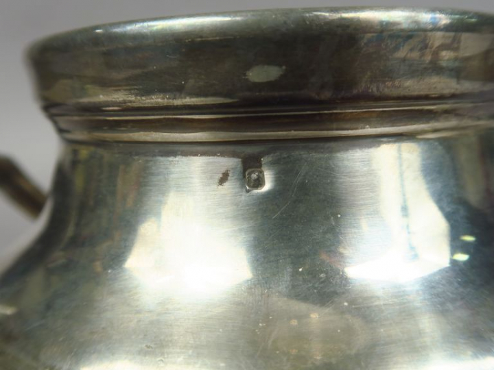 Sucrier en argent, poinçon Minerve, pieds et anses feuillagés.  Poids.