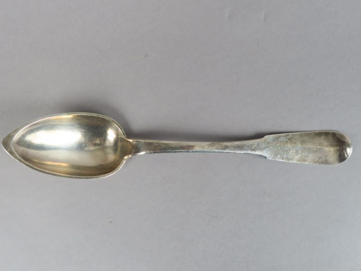 Cuillère à ragoût en argent, poinçon Vieillard.  Poids. 112 g (marquée