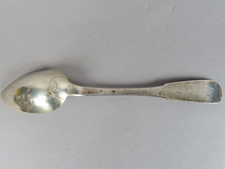 Cuillère à ragoût en argent, poinçon Vieillard.  Poids. 112 g (marquée