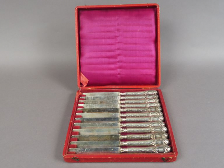 Suite de douze couteaux à fromage de style Louis XVI, lame argent, poi
