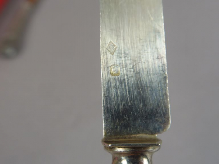 Suite de douze couteaux à fromage de style Louis XVI, lame argent, poi