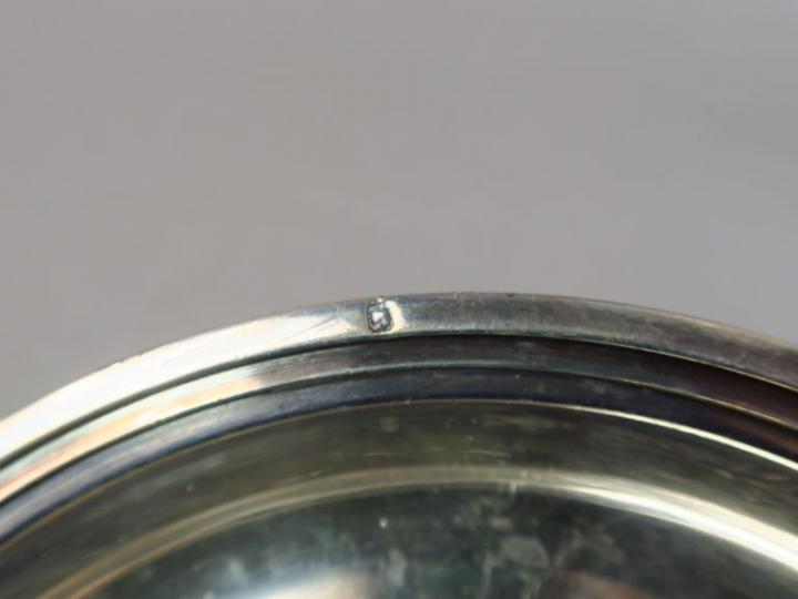 Dessous de bouteille en argent, poinçon Minerve.  On y joint une paire