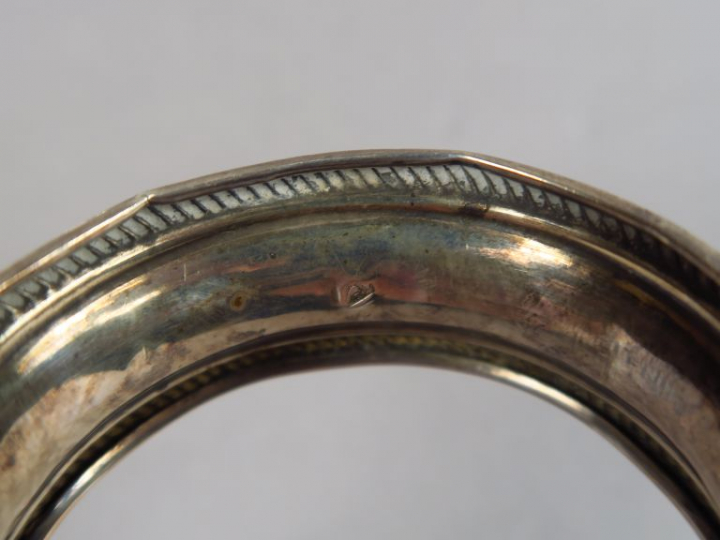 Dessous de bouteille en argent, poinçon Minerve.  On y joint une paire