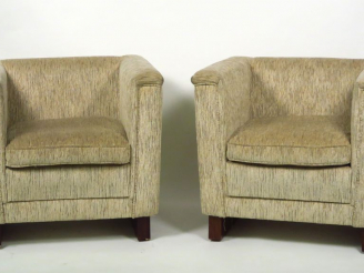Vente aux enchères Paire de fauteuils club, garniture de velours beige.