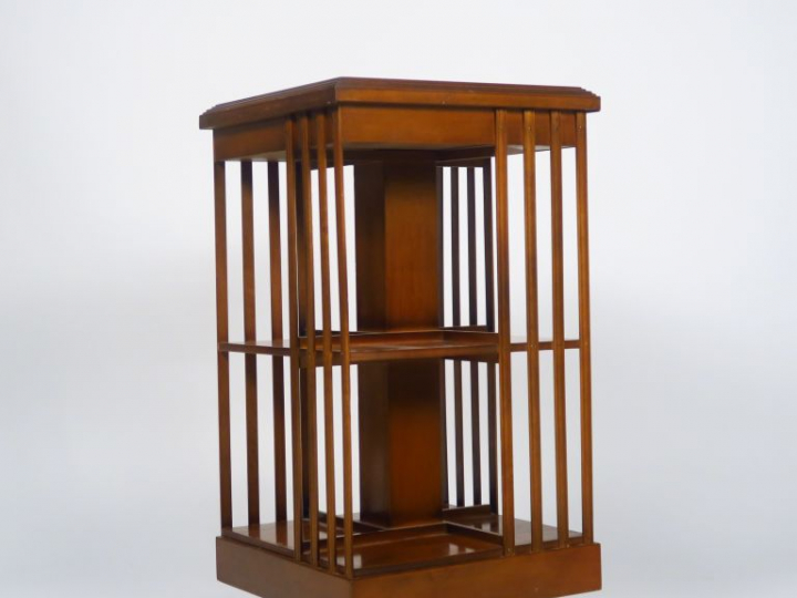Bibliothèque tournante de style anglais en marqueterie. H. 85 cm