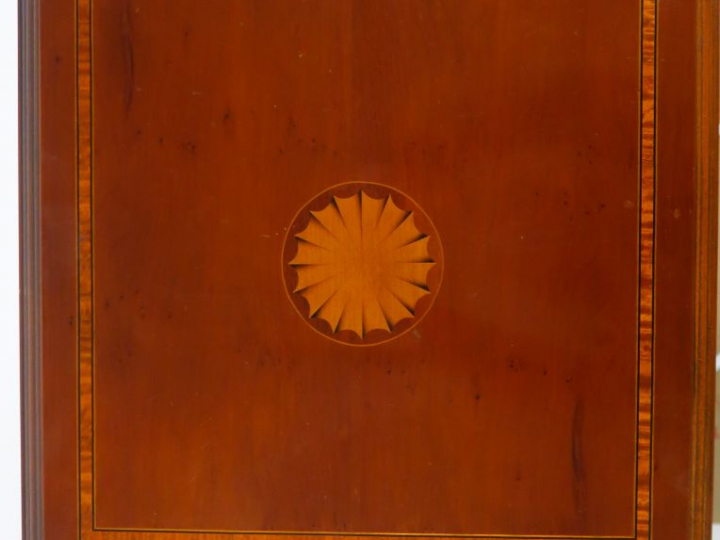 Bibliothèque tournante de style anglais en marqueterie. H. 85 cm
