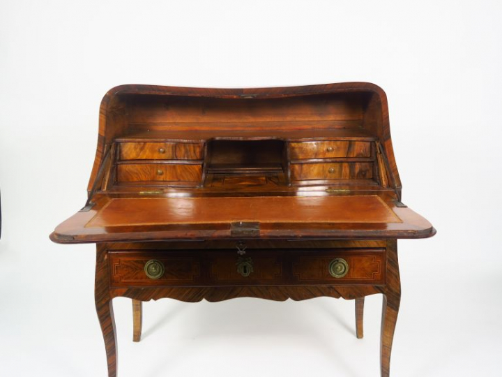 Bureau de pente Louis XV en marqueterie et placage de palissandre, ouv