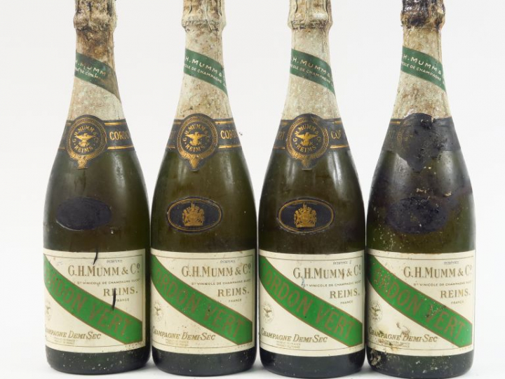 4 VIEILLES BOUTEILLES CHAMPAGNE MUMM 'CORDON VERT' DEMI SEC - BONS NIV