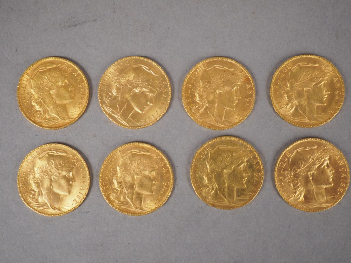 Lot comprenant huit pièces de 20 Francs or, 1902, 1905,1906, 1907,1909