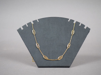 Vente aux enchères Collier en or jaune, à décor de filigranes.  Poids. 15,75 g