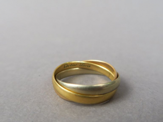 Vente aux enchères CARTIER. Bague "Trinity" en or jaune, rose et blanc.  Signée.  Poids. 