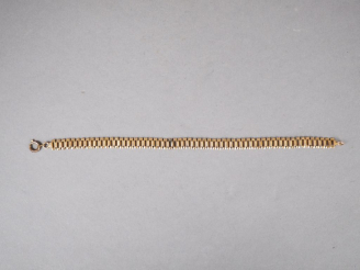 Vente aux enchères Bracelet articulé en or jaune, maille rectangulaire.  Poids. 13,29 g (