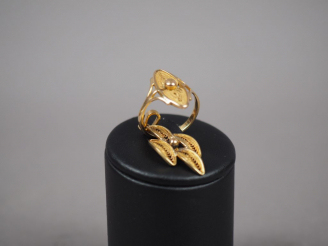 Vente aux enchères Bague et pendentif assortis en or jaune, à décor de filigranes.  Poids