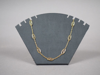 Vente aux enchères Collier en or jaune, à décor de filigranes.  Poids. 17,69 g
