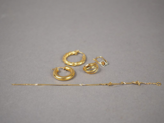 Vente aux enchères Lot comprenant quatre différentes boucles d'oreilles en or. On y joint