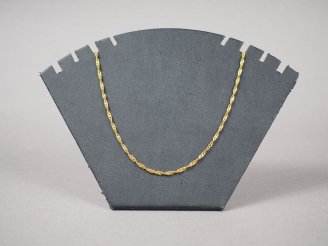Vente aux enchères Chaine en or jaune, maille torsadée.  Poids. 5,52 g (très légers accid
