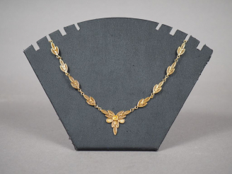 Vente aux enchères Collier en or jaune, à décor de motifs floraux disposés en chute et fi
