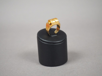 Vente aux enchères Chevalière 1940 en or jaune.  Monogrammée. TDD. 52 Poids. 11,67 g