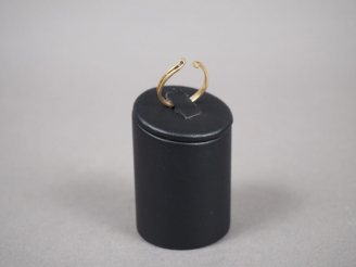 Vente aux enchères Bague en or jaune.  TDD. 61 Poids. 2,18 g