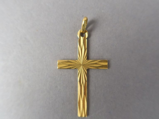 Vente aux enchères Croix en or jaune.  Poids. 2,50 gr