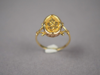 Vente aux enchères Bague dite "poison" en or jaune, à décor d'une fleur.  TDD. 55  Poids.