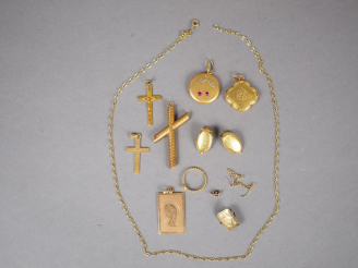 Vente aux enchères Lot comprenant :  - trois différentes croix en or jaune.  - une médail