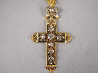 Vente aux enchères Pendentif en forme de croix et sa chaine cinq rangs en or jaune et éma
