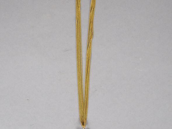 Pendentif en forme de croix et sa chaine cinq rangs en or jaune et éma