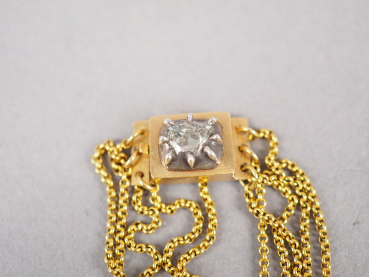 Pendentif en forme de croix et sa chaine cinq rangs en or jaune et éma