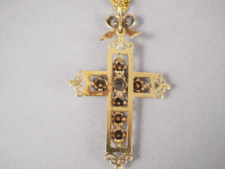 Pendentif en forme de croix et sa chaine cinq rangs en or jaune et éma