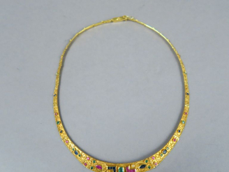 Vente aux enchères Collier en or jaune orné de pierres de couleur.  Poids tel. 31,64 g