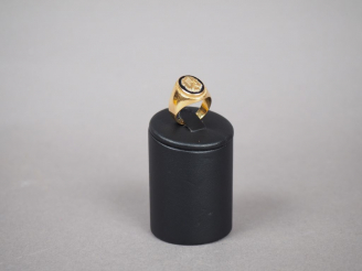 Vente aux enchères Bague chevalière en or jaune et émail noir, monogrammée.  TDD. 58 Poid