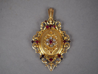 Vente aux enchères Pendentif porte-photo Napoléon III en or jaune, orné de six petits dia