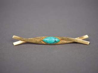 Vente aux enchères Broche de style Art déco en or jaune, ornée d'une turquoise en cabocho