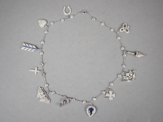 Vente aux enchères Collier en platine et diamants agrémenté de saphir et saphirs calibrés