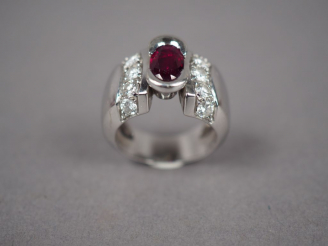 Vente aux enchères Bague en or blanc ornée en son centre d'un rubis entouré de dix diaman