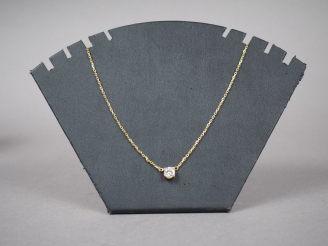 Vente aux enchères Pendentif et sa chaine en or jaune, orné d'un diamant demi-taille d'en