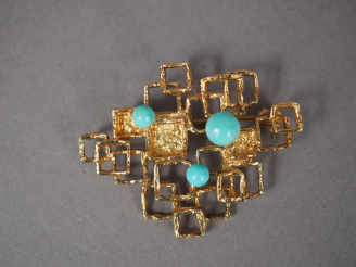 Vente aux enchères Broche de style cubiste en or jaune 9K et turquoises.  Poids tel. 9,12