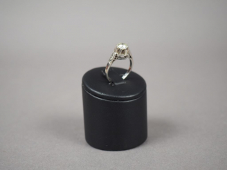 Vente aux enchères Bague solitaire en platine, ornée d'un diamant taille ancienne d'envir