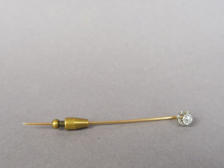 Epingle à cravate en or jaune, ornée d'un diamant taille ancienne de 0