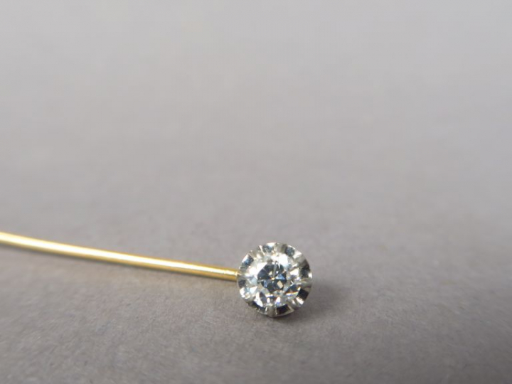 Epingle à cravate en or jaune, ornée d'un diamant taille ancienne de 0