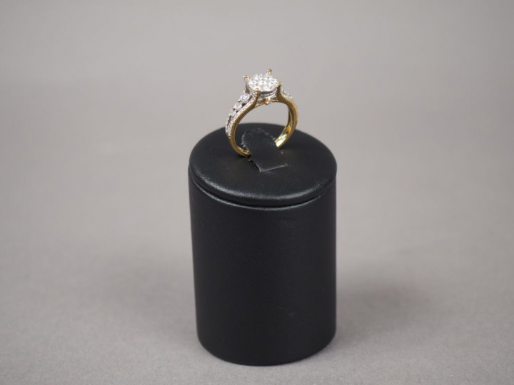 Bague en or jaune, ornée de diamants.  TDD. 54 Poids tel. 4,56 g