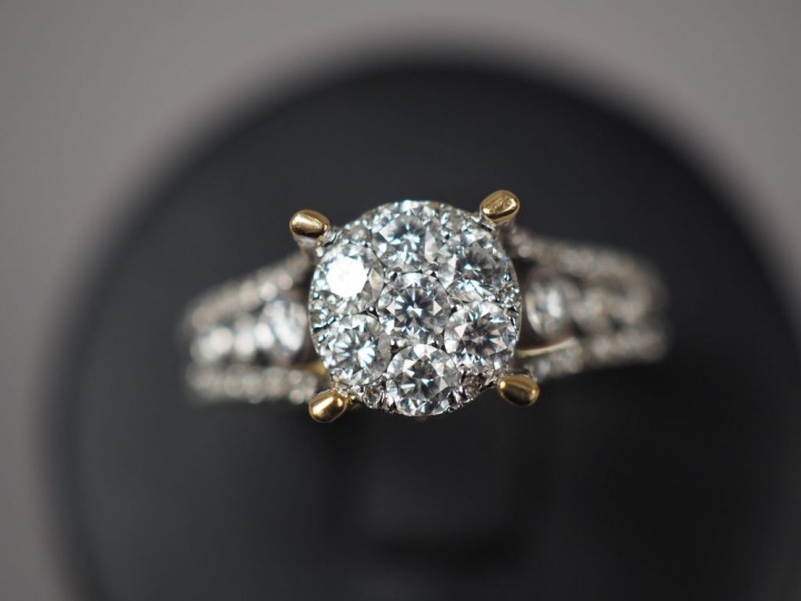 Bague en or jaune, ornée de diamants.  TDD. 54 Poids tel. 4,56 g