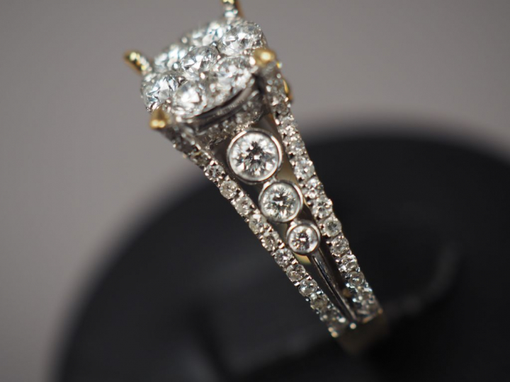 Bague en or jaune, ornée de diamants.  TDD. 54 Poids tel. 4,56 g