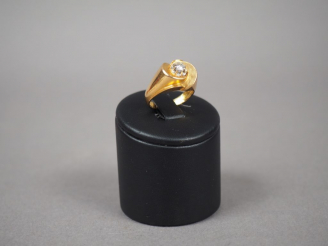Vente aux enchères Bague 1940 en or jaune, ornée d'un diamant.  TDD. 54 Poids tel. 5,20 g