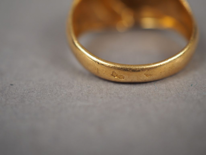 Bague 1940 en or jaune, ornée d'un diamant.  TDD. 54 Poids tel. 5,20 g
